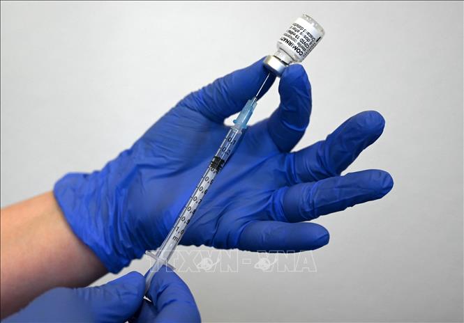 Trong ảnh: Tiêm vaccine ngừa COVID-19 tại Suhl, Đức. Ảnh: AFP/TTXVN