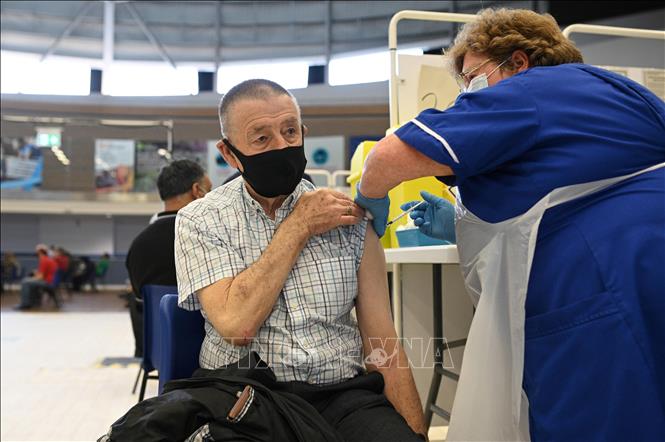 Trong ảnh: Nhân viên y tế tiêm vaccine ngừa COVID-19 cho người dân tại Derby, Derbyshire, Anh. Ảnh: AFP/TTXVN