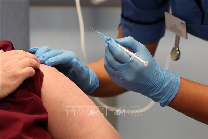 Trong ảnh: Nhân viên y tế tiêm vaccine ngừa COVID-19 cho người dân tại Edinburgh, Scotland, Anh. Ảnh: AFP/TTXVN