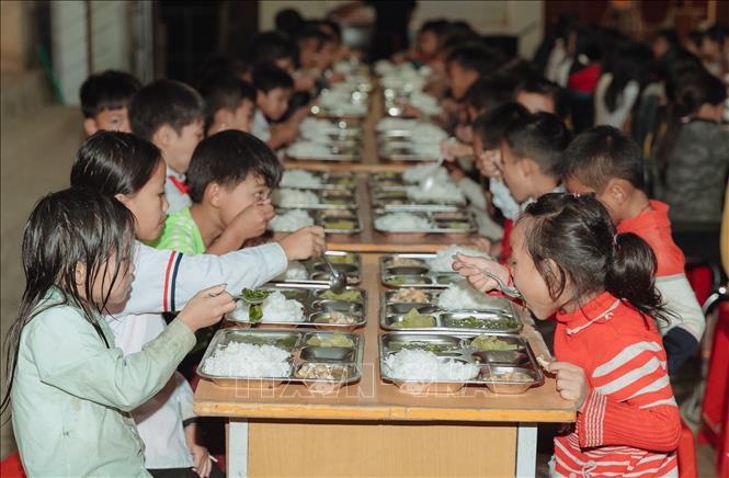 Trong ảnh: Bữa ăn bán trú của học sinh trường Phổ thông Dân tộc bán trú Tiểu học Đoọc Mạy, huyện Kỳ Sơn. Ảnh: Bích Huệ - TTXVN