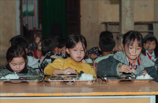 Trong ảnh: Bữa ăn bán trú của học sinh trường Phổ thông Dân tộc bán trú Tiểu học Đoọc Mạy, huyện Kỳ Sơn. Ảnh: Bích Huệ - TTXVN