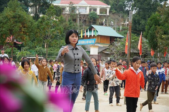 Trong ảnh: Giờ thể dục của hơn 250 học sinh của trường Phổ thông Dân tộc bán trú Tiểu học Đoọc Mạy, huyện Kỳ Sơn. Ảnh: Bích Huệ - TTXVN