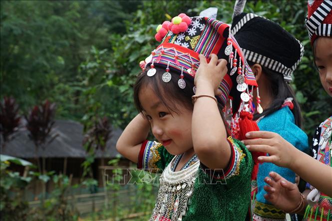 Trong ảnh: Niềm vui khi đến lớp của học sinh trường Phổ thông Dân tộc bán trú Tiểu học Đoọc Mạy, huyện Kỳ Sơn. Ảnh: Bích Huệ - TTXVN