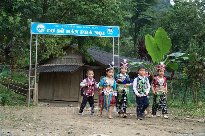 Trong ảnh: Do chưa đủ điều kiện về cơ sở vật chất nên trường Phổ thông Dân tộc bán trú Tiểu học Đoọc Mạy vẫn duy trì 4 điểm trường lẻ cho khối lớp 1,2. Ảnh: Bích Huệ - TTXVN