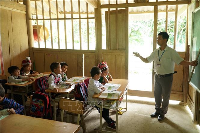 Trong ảnh: Một giờ học tại điểm lẻ bản Phà Nọi của thầy và trò trường  Phổ thông Dân tộc bán trú Tiểu học Đoọc Mạy. Ảnh: Bích Huệ - TTXVN
