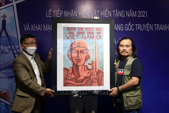 Trong ảnh: Họa sĩ, nhà điêu khắc Lê Huy Hạnh (bên phải) trao tặng hiện vật tranh cho Bảo tàng Mỹ thuật Đà Nẵng tại buổi lễ. Ảnh: Trần Lê Lâm - TTXVN