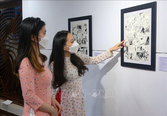 Trong ảnh: Khách tham quan triển lãm bộ sưu tập trang gốc truyện tranh của Họa sĩ Vĩnh Khoa. Ảnh: Trần Lê Lâm - TTXVN