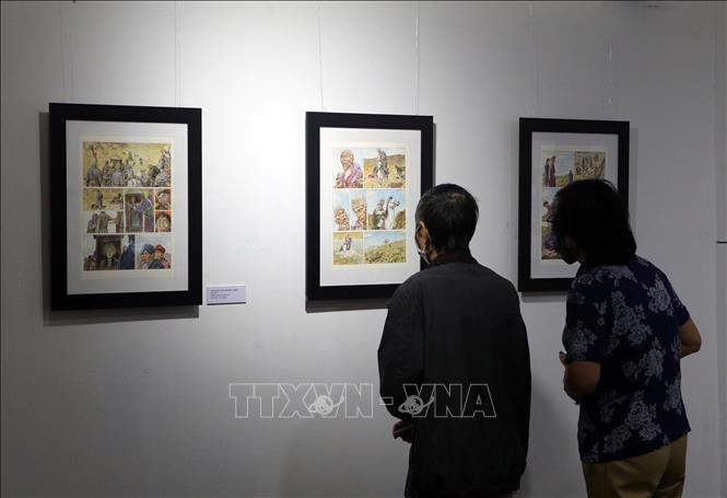 Trong ảnh: Khách tham quan triển lãm bộ sưu tập trang gốc truyện tranh của Họa sĩ Vĩnh Khoa. Ảnh: Trần Lê Lâm - TTXVN