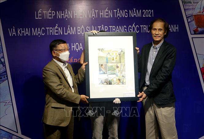 Trong ảnh: Đại diện họa sĩ Vĩnh Khoa (bên phải) trao tặng hiện vật tranh cho Bảo tàng Mỹ thuật Đà Nẵng tại buổi lễ. Ảnh: Trần Lê Lâm - TTXVN