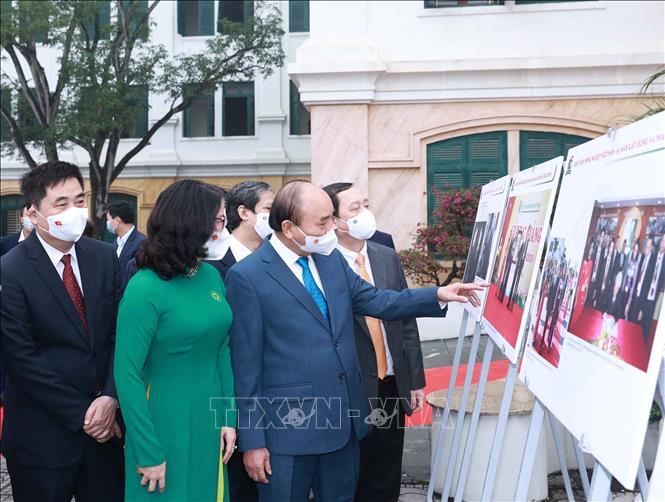 Chủ tịch nước Nguyễn Xuân Phúc xem trưng bày ảnh do Thông tấn xã Việt Nam và Học viện Nông nghiệp Việt Nam phối hợp tổ chức. Ảnh: Thống Nhất- TTXVN
