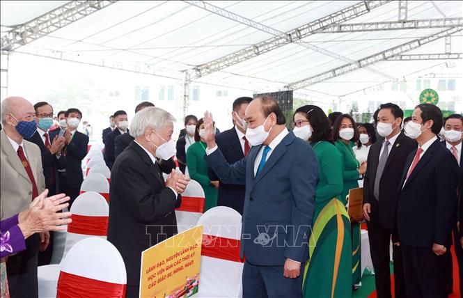 Chủ tịch nước Nguyễn Xuân Phúc gặp gỡ giảng viên Học viện Nông nghiệp Việt Nam và các đại biểu tại buổi lễ. Ảnh: Thống Nhất- TTXVN