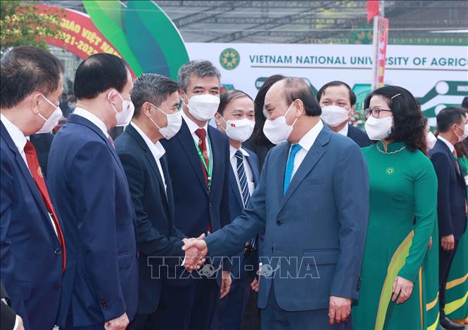 Chủ tịch nước Nguyễn Xuân Phúc gặp gỡ giảng viên Học viện Nông nghiệp Việt Nam và các đại biểu tại buổi lễ. Ảnh: Thống Nhất- TTXVN
