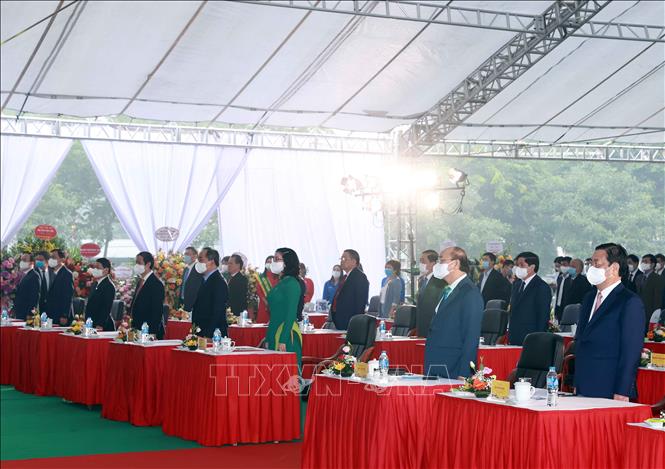 Chủ tịch nước Nguyễn Xuân Phúc và các đại biểu thực hiện nghi thức chào cờ. Ảnh: Thống Nhất- TTXVN
