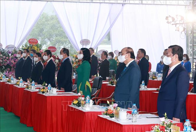Chủ tịch nước Nguyễn Xuân Phúc và các đại biểu thực hiện nghi thức chào cờ. Ảnh: Thống Nhất- TTXVN
