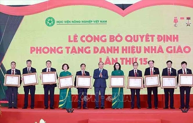 Chủ tịch nước Nguyễn Xuân Phúc trao tặng danh hiệu 