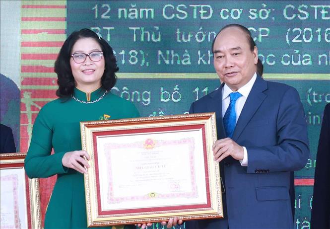 Chủ tịch nước Nguyễn Xuân Phúc trao tặng danh hiệu 