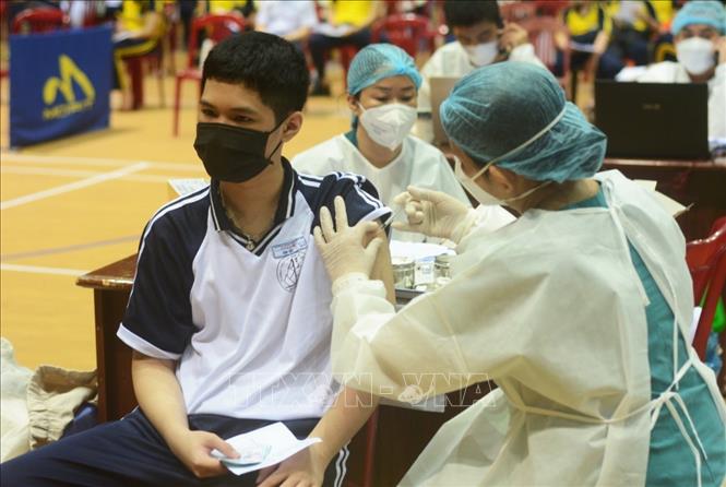 Tiêm vaccine phòng COVID-19 (Pfizer) mũi 1 cho học sinh lớp 8,9 tại Cung thể Thao Tiên Sơn ngày 20/11. Ảnh: Văn Dũng - TTXVN