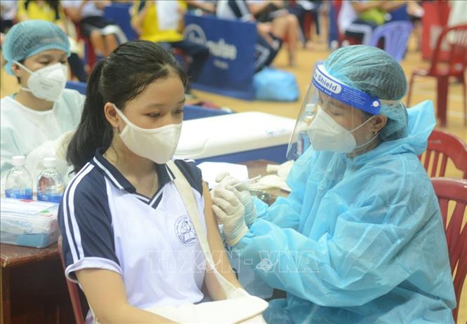 Tiêm vaccine phòng COVID-19 (Pfizer) mũi 1 cho học sinh lớp 8,9 tại Cung thể Thao Tiên Sơn ngày 20/11. Ảnh: Văn Dũng - TTXVN