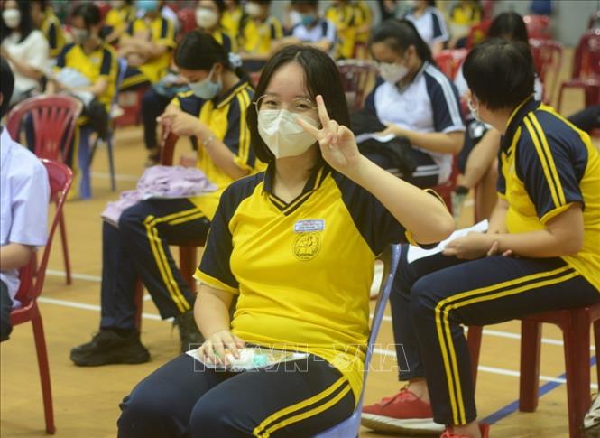 Học sinh ngồi chờ sau tiêm vaccine. Ảnh: Văn Dũng - TTXVN