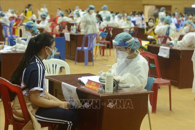 Nhân viên Y tế khám sàng lọc cho học sinh tại Cung thể thao Tiên Sơn (quận Hải Châu). Ảnh: Văn Dũng - TTXVN
