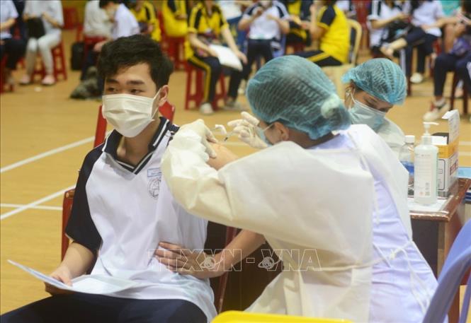 Tiêm vaccine phòng COVID-19 (Pfizer) mũi 1 cho học sinh lớp 8,9 tại Cung thể Thao Tiên Sơn ngày 20/11. Ảnh: Văn Dũng - TTXVN