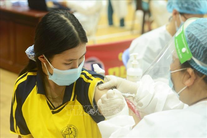 Tiêm vaccine phòng COVID-19 (Pfizer) mũi 1 cho học sinh lớp 8,9 tại Cung thể Thao Tiên Sơn ngày 20/11. Ảnh: Văn Dũng - TTXVN