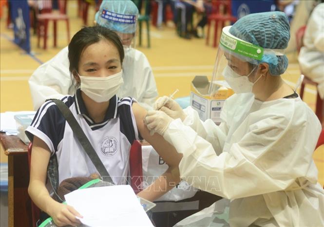 Tiêm vaccine phòng COVID-19 (Pfizer) mũi 1 cho học sinh lớp 8,9 tại Cung thể Thao Tiên Sơn ngày 20/11. Ảnh: Văn Dũng - TTXVN