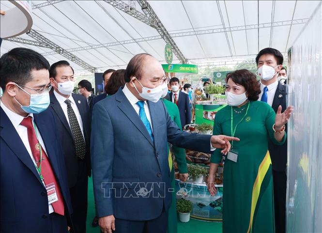 Chủ tịch nước Nguyễn Xuân Phúc thăm gian hàng trưng bày sản phẩm tại Học viện Nông nghiệp Việt Nam. Ảnh: Thống Nhất- TTXVN
