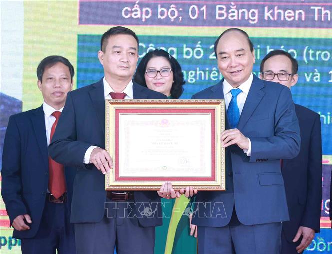 Chủ tịch nước Nguyễn Xuân Phúc trao tặng danh hiệu Nhà giáo ưu tú cho các giảng viên Học viện Nông nghiệp Việt Nam. Ảnh: Thống Nhất- TTXVN
