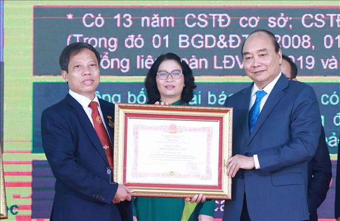 Chủ tịch nước Nguyễn Xuân Phúc trao tặng danh hiệu Nhà giáo ưu tú cho giảng viên Học viện Nông nghiệp Việt Nam. Ảnh: Thống Nhất- TTXVN
