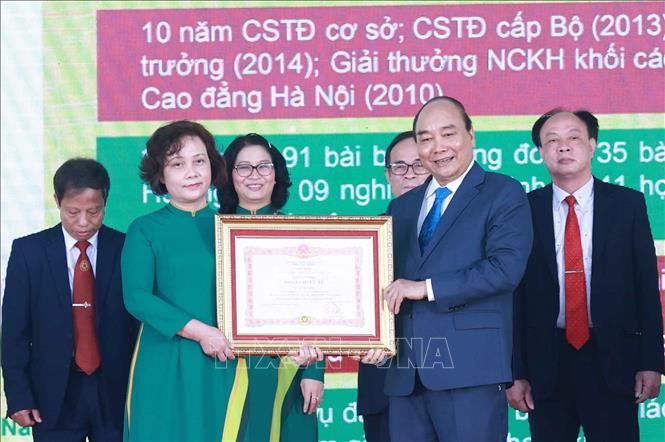  Chủ tịch nước Nguyễn Xuân Phúc trao tặng danh hiệu Nhà giáo ưu tú cho các giảng viên Học viện Nông nghiệp Việt Nam. Ảnh: Thống Nhất- TTXVN
