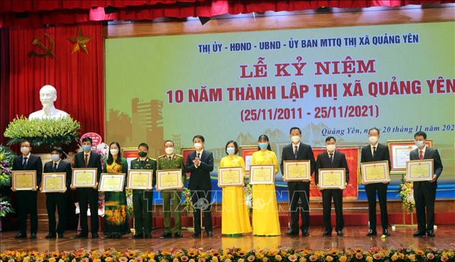 Tỉnh Quảng Ninh khen thưởng các cá nhân có thành tích xuất sắc trong 10 năm xây dựng và phát triển thị xã Quảng Yên. Ảnh: Đức Hiếu - TTXVN