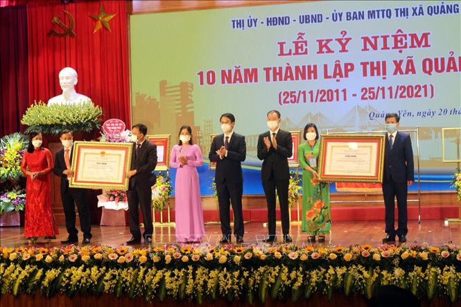 Trao chứng nhận xã Hiệp Hòa, xã Tiền An đạt chuẩn nông thôn mới nâng cao. Ảnh: Đức Hiếu - TTXVN