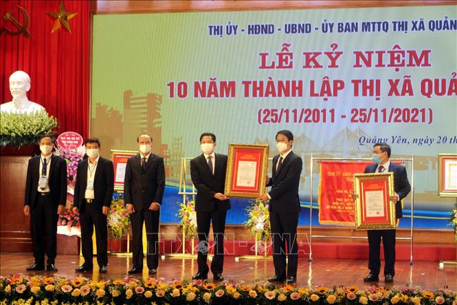 Trao chứng nhận xếp hạng di tích lịch sử quốc gia đình Hưng Học và Hồ Mạch. Ảnh: Đức Hiếu - TTXVN