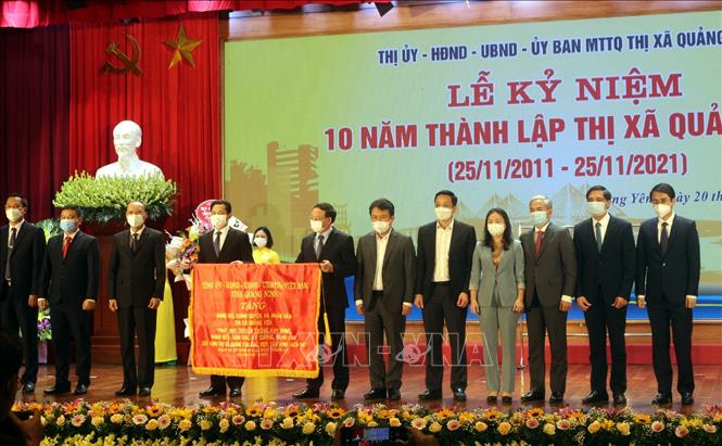 Tỉnh Quảng Ninh trao tặng bức trướng cho đảng bộ, nhân dân thị xã Quảng Yên. Ảnh: Đức Hiếu - TTXVN