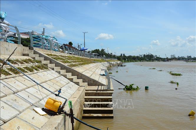 Một đoạn kè chống sạt lở bờ sông Cái Vừng (huyện Hồng Ngự) đã xây dựng hoàn thành với chiều dài hơn 80m. Ảnh: Nhựt An - TTXVN