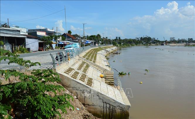 Một đoạn kè chống sạt lở bờ sông Cái Vừng (huyện Hồng Ngự) đã xây dựng hoàn thành với chiều dài hơn 80m. Ảnh: Nhựt An - TTXVN