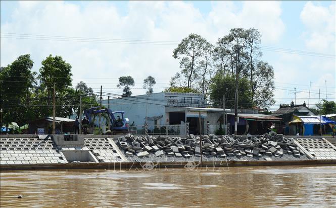 Công trình kè chống sạt lở bờ sông Cái Vừng (huyện Hồng Ngự) đang được triển khai thực hiện. Ảnh: Nhựt An - TTXVN