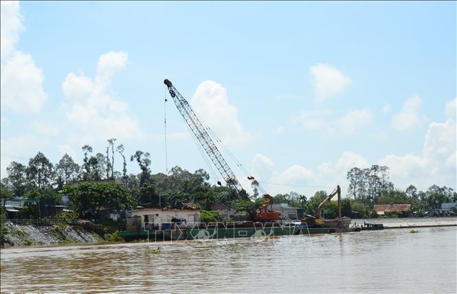 Công trình kè chống sạt lở bờ sông Cái Vừng (huyện Hồng Ngự) đang được triển khai thực hiện. Ảnh: 
Nhựt An - TTXVN
