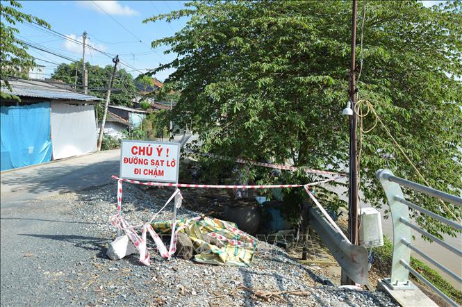 Bờ sông Cái Vừng (huyện Hồng Ngự) bị sạt lở, ăn sâu vào tuyến đường liên xã Phú Thuận A - Long Thuận. Ảnh: Nhựt An - TTXVN