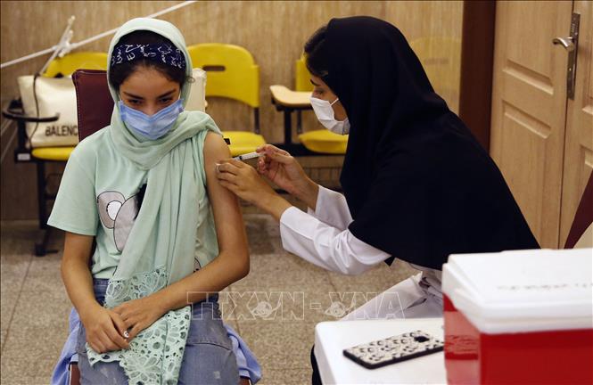 Trong ảnh: Nhân viên y tế tiêm vaccine ngừa COVID-19 tại Tehran, Iran  ngày 7/10/2021. Ảnh: AFP/TTXVN