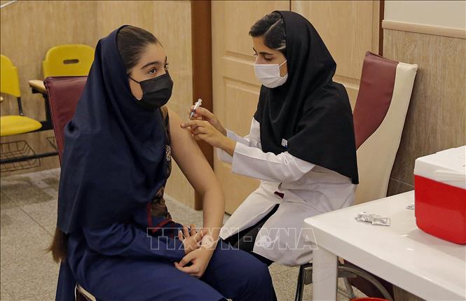 Trong ảnh: Nhân viên y tế tiêm vaccine ngừa COVID-19 tại Tehran, Iran  ngày 7/10/2021. Ảnh: AFP/TTXVN