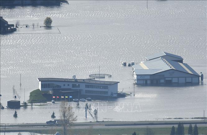Trong ảnh: Cảnh ngập lụt do mưa lớn tại tỉnh British Columbia, Canada ngày 17/11/2021. Ảnh: AFP/TTXVN
