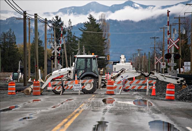 Trong ảnh: Một tuyến đường bị hư hại do mưa lũ tại tỉnh British Columbia, Canada ngày 18/11/2021. Ảnh: THX/TTXVN