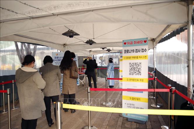 Trong ảnh: Một điểm xét nghiệm COVID-19 tại Seoul, Hàn Quốc ngày 15/11/2021. Ảnh: THX/TTXVN