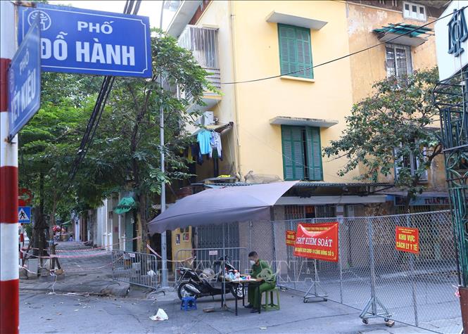 Trong ảnh: Tại đầu phố Đỗ Hành cắt phố Yết Kiêu luôn có lực lượng chức năng trực chốt. Ảnh: Hoàng Hiếu - TTXVN 