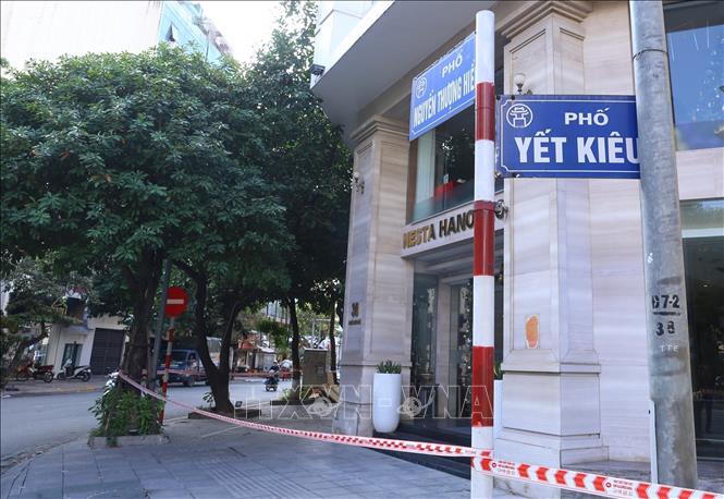 Trong ảnh: Lực lượng chức năng phường Nguyễn Du căng dây dọc dãy nhà phố Nguyễn Thượng Hiền giao với các phố Lê Duẩn và Yết Kiêu. Ảnh: Hoàng Hiếu - TTXVN