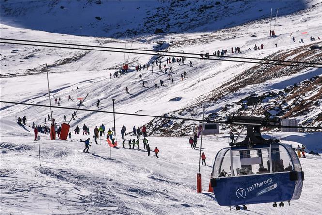 Trong ảnh: Du khách tại khu nghỉ dưỡng trượt tuyết Val Thorens trên dãy núi Alps, Đông Nam nước Pháp trong ngày đầu mở cửa trở lại, ngày 20/11/2021. Ảnh: AFP/TTXVN