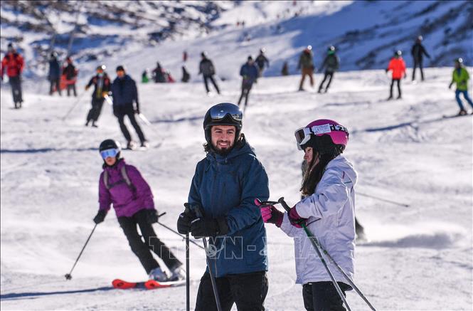 Trong ảnh: Du khách tại khu nghỉ dưỡng trượt tuyết Val Thorens trên dãy núi Alps, Đông Nam nước Pháp trong ngày đầu mở cửa trở lại, ngày 20/11/2021. Ảnh: AFP/TTXVN