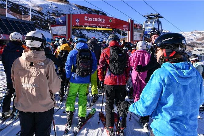 Trong ảnh: Du khách tại khu nghỉ dưỡng trượt tuyết Val Thorens trên dãy núi Alps, Đông Nam nước Pháp trong ngày đầu mở cửa trở lại, ngày 20/11/2021. Ảnh: AFP/TTXVN